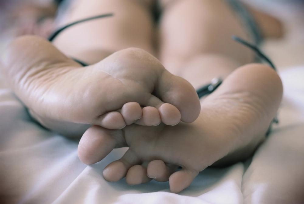 25P Slut wife pussy spread slave bitch tied feet fuck cum face