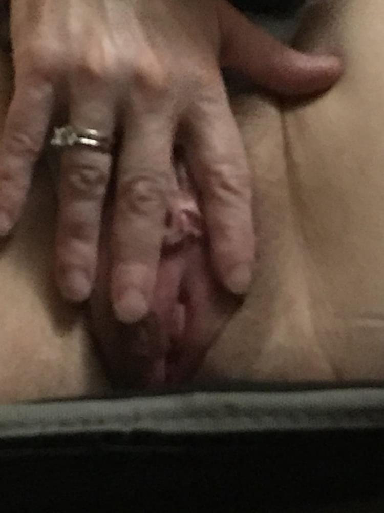 25P Shaved Wet Pussy Photoshoot American Milf 11