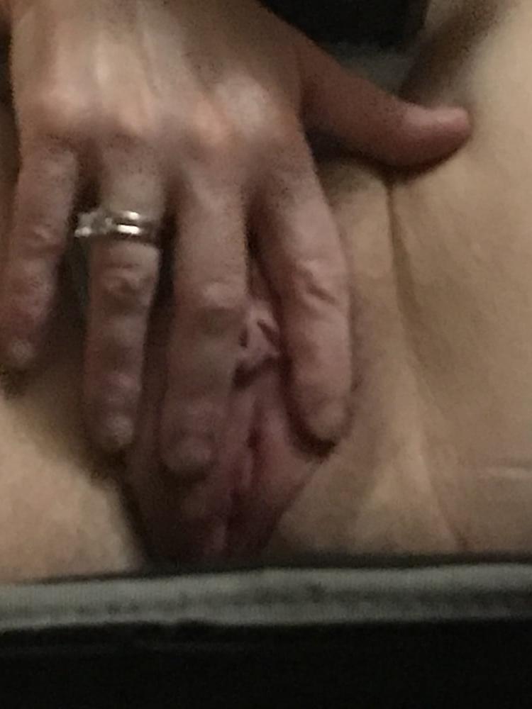 25P Shaved Wet Pussy Photoshoot American Milf 11