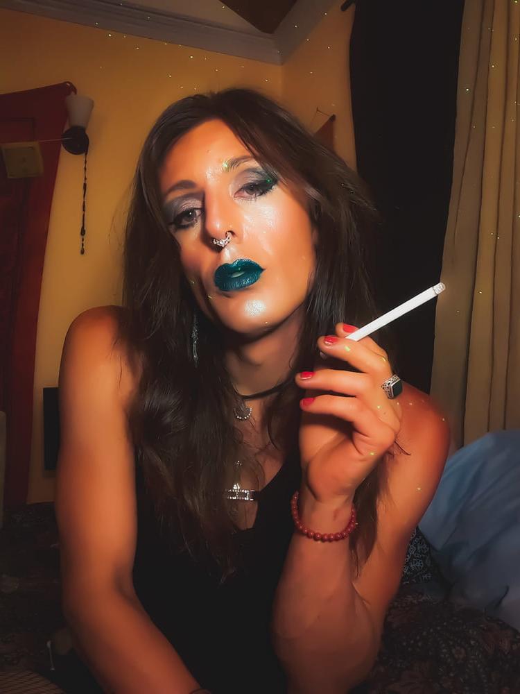 5P Sexy TS smoking fetish. Femme VS120 menthols
