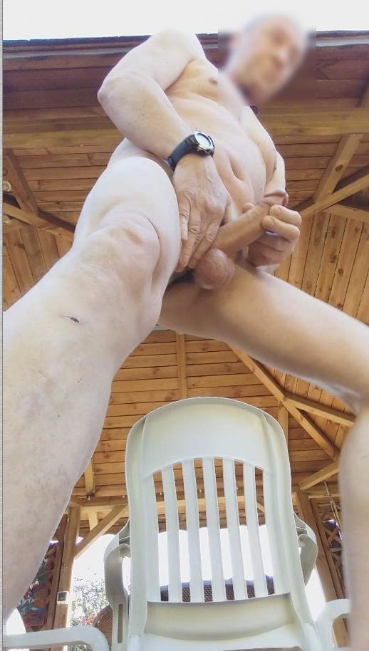 25P outdoor public jerking hunk bondage 1