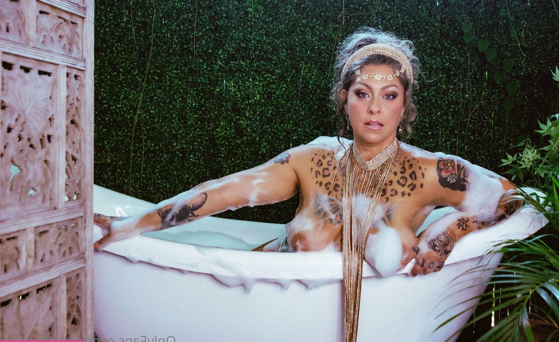 25P Danielle Colby nude
