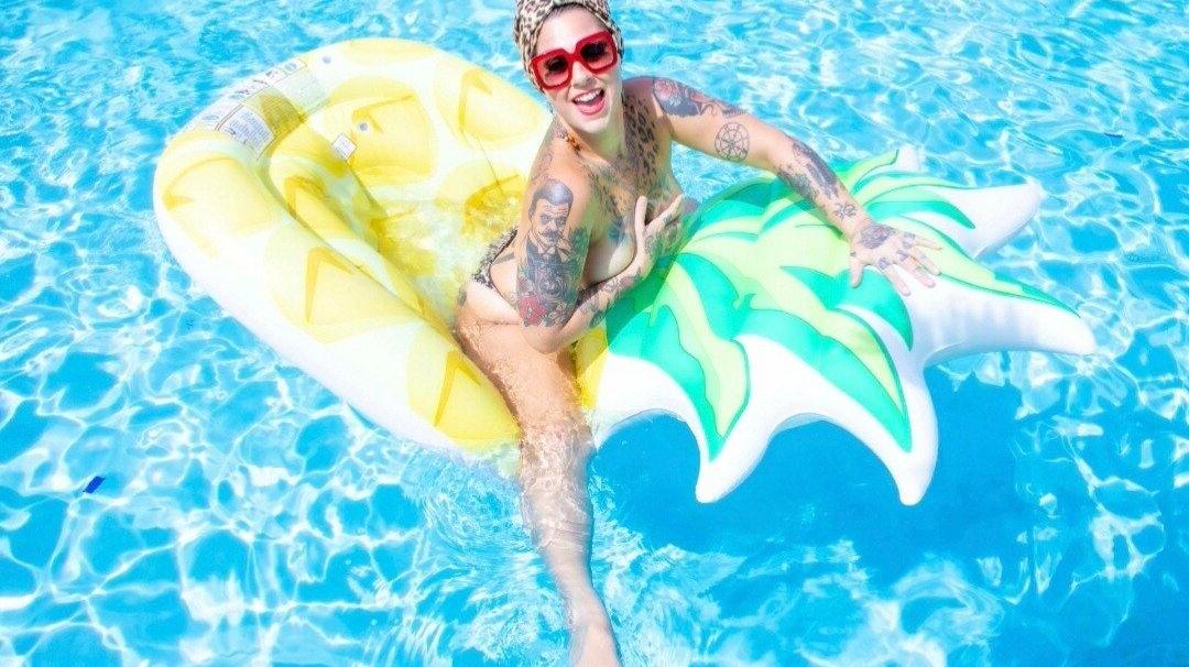 25P Danielle Colby nude