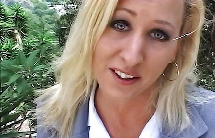 25P Blonde Natasha raucht