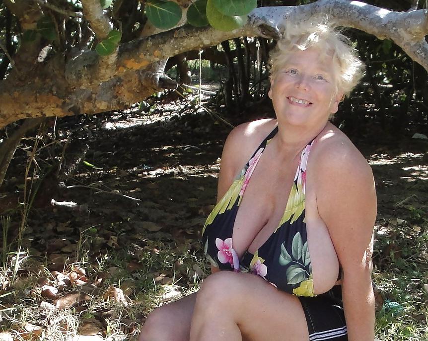 25P Big Tits Grannies 6