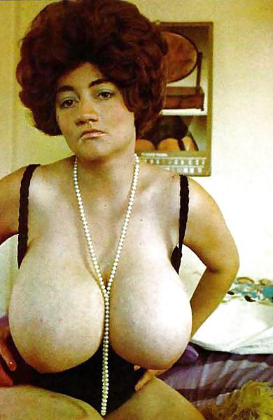 24P Retro Big Boob Queen - Busty Russell