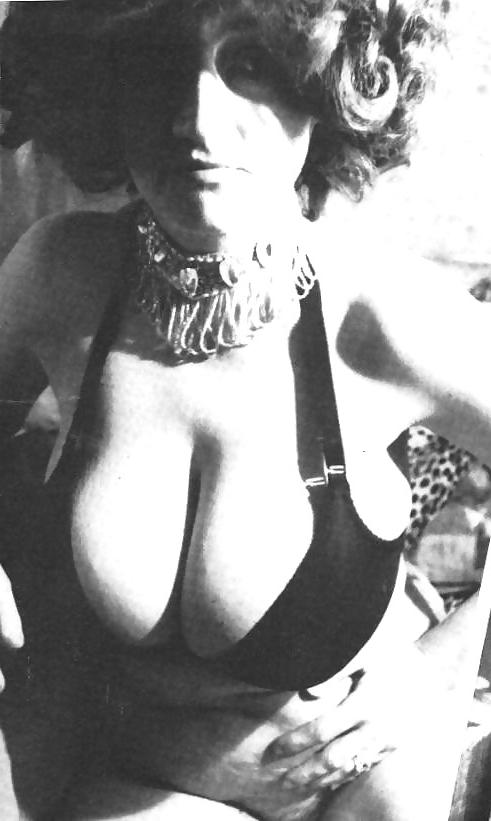24P Retro Big Boob Queen - Busty Russell