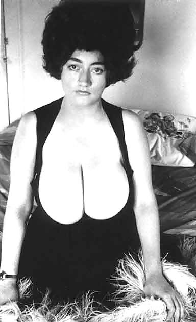 24P Retro Big Boob Queen - Busty Russell
