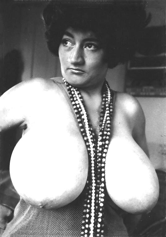 24P Retro Big Boob Queen - Busty Russell