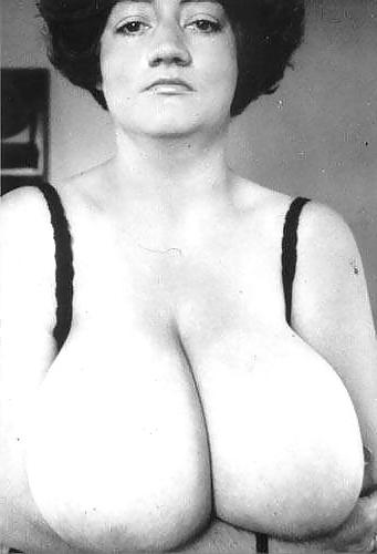 24P Retro Big Boob Queen - Busty Russell