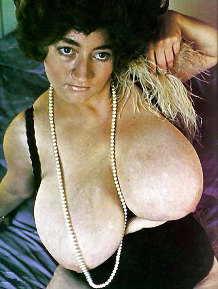 24P Retro Big Boob Queen - Busty Russell