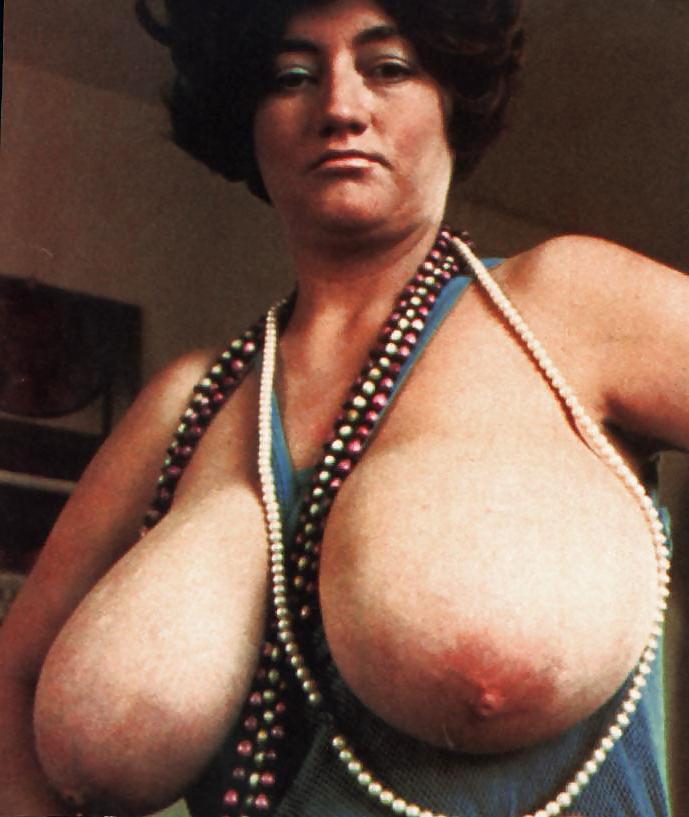 24P Retro Big Boob Queen - Busty Russell