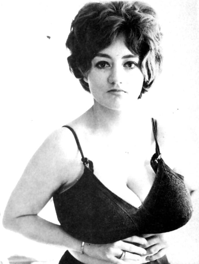 24P Retro Big Boob Queen - Busty Russell