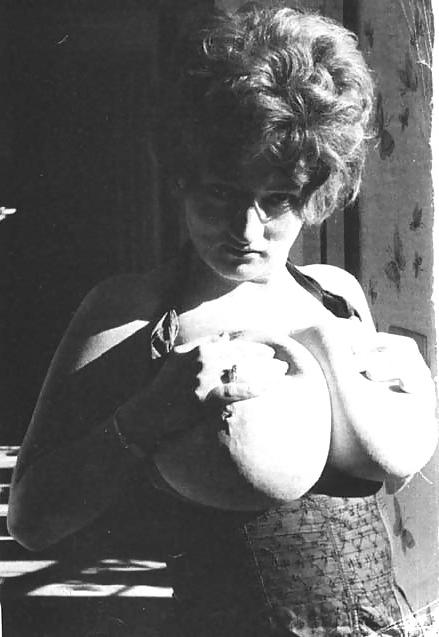 24P Retro Big Boob Queen - Busty Russell