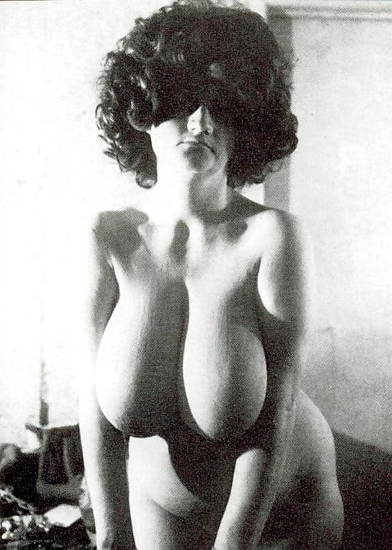 24P Retro Big Boob Queen - Busty Russell