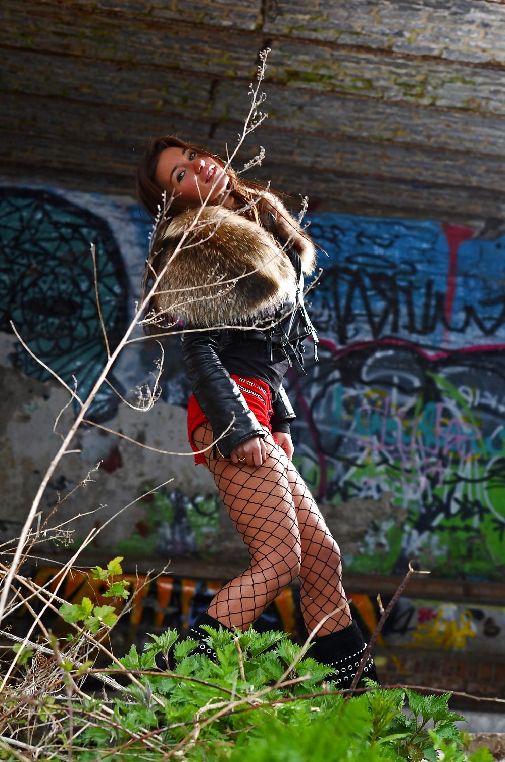 5P Fishnet pantyhose & microshort & boots