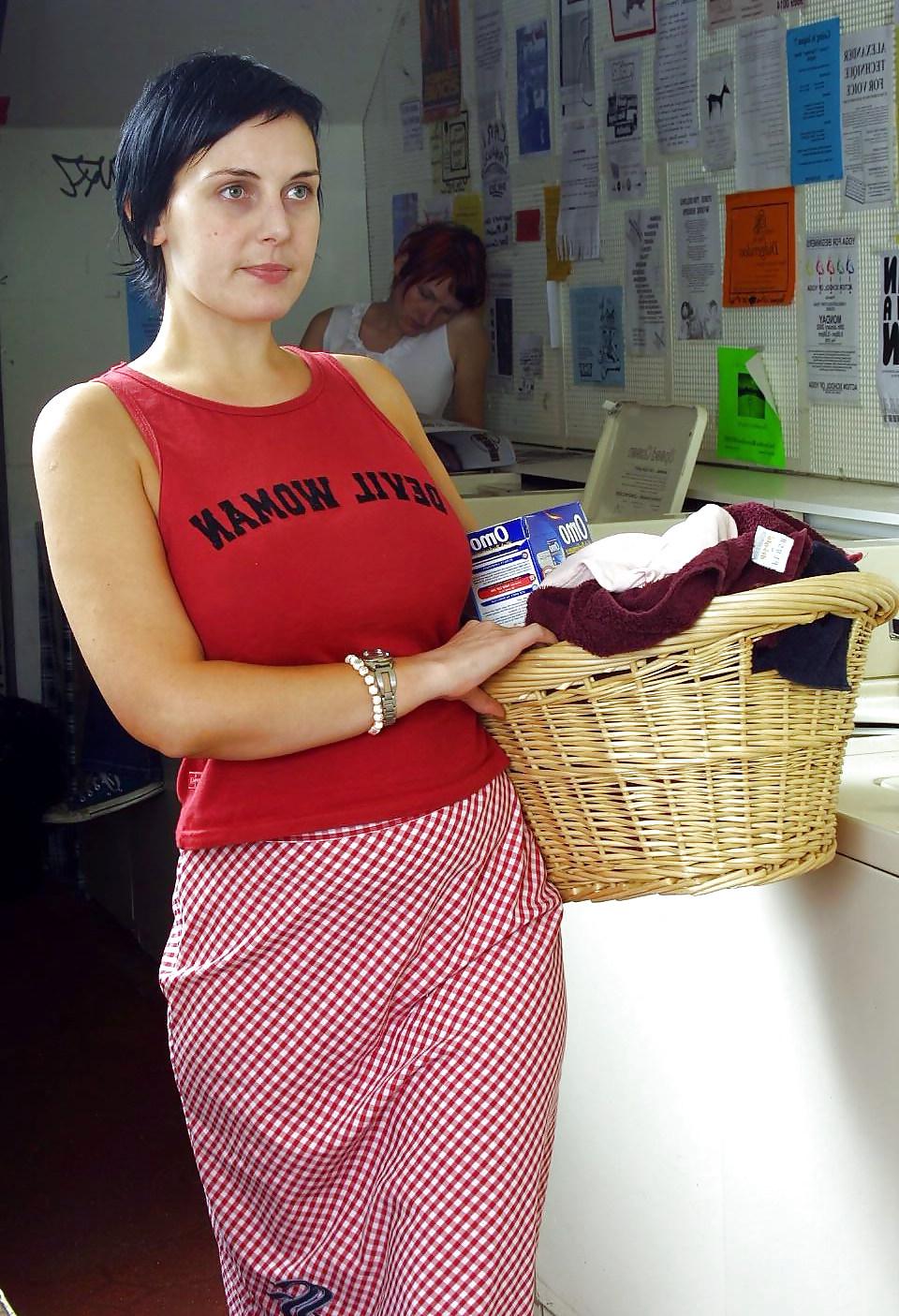 20P Heidi - Smoking In The Laundromat