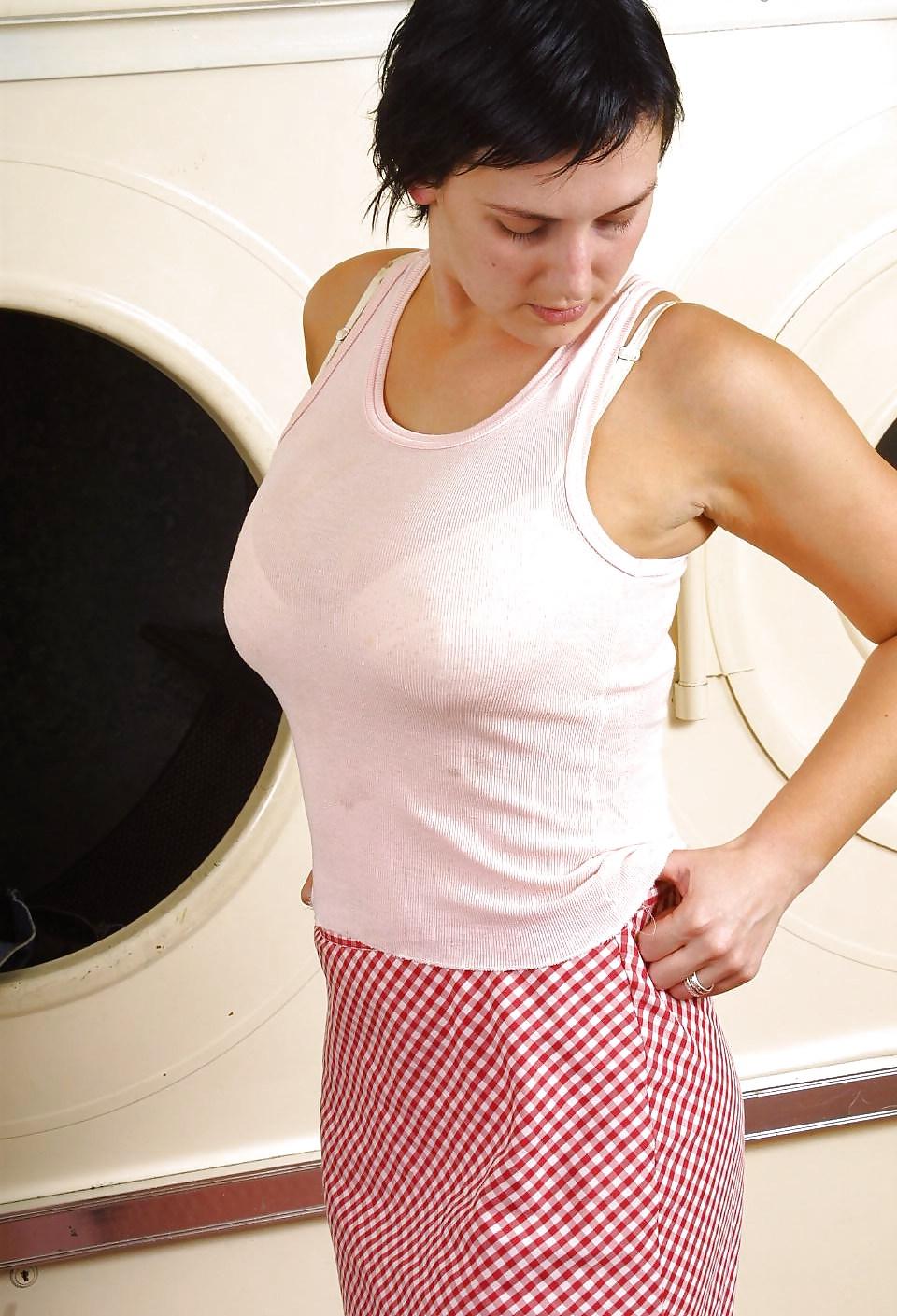 20P Heidi - Smoking In The Laundromat