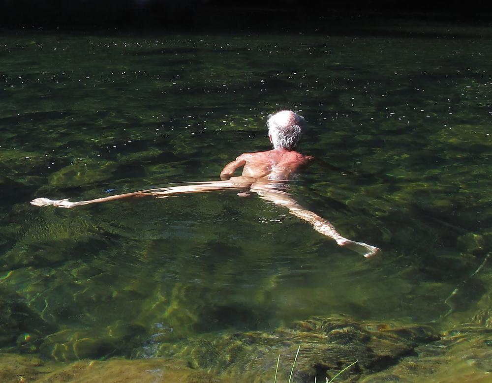 5P Wet gay ass swimming