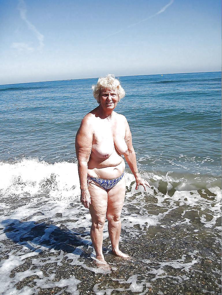 25P Big Tits Grannies