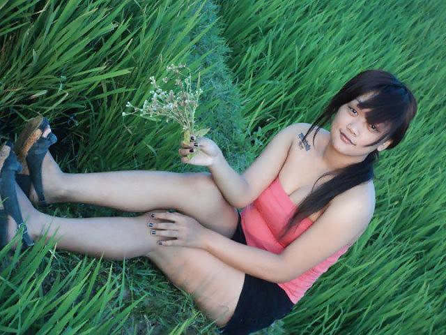 14P SHINTA INDONESIAN GIRL NACKED ON THE RICE FIELD