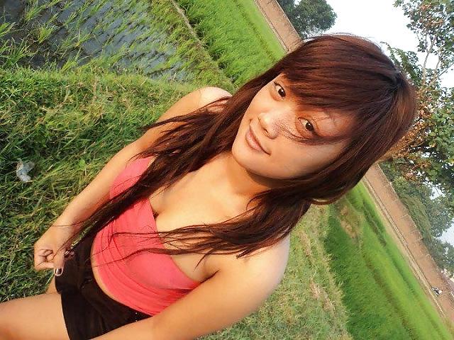 14P SHINTA INDONESIAN GIRL NACKED ON THE RICE FIELD