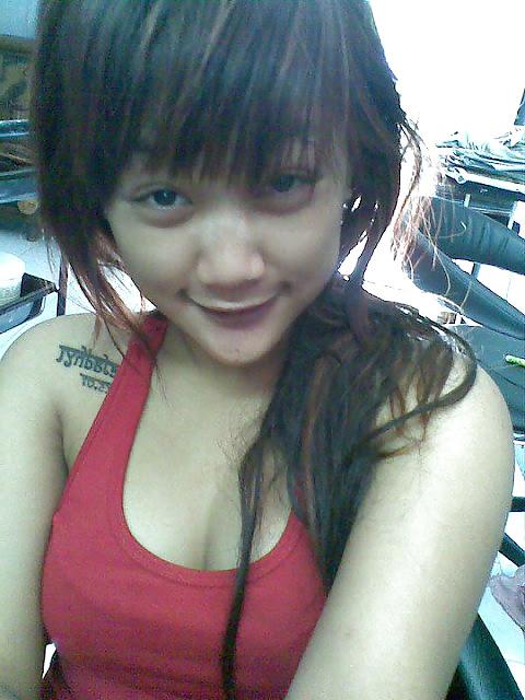 14P SHINTA INDONESIAN GIRL NACKED ON THE RICE FIELD