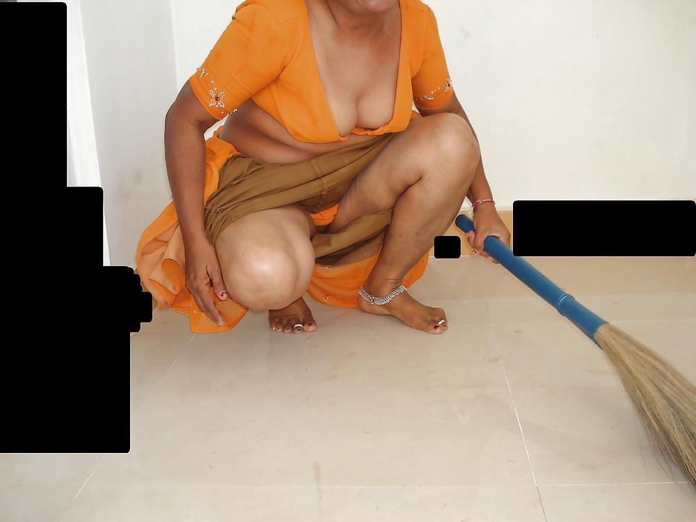 25P NAUGHTY INDIAN AUNTY