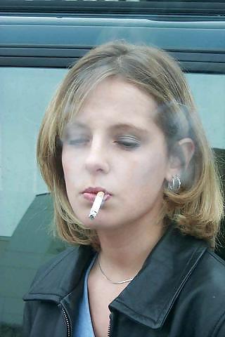 25P Girls Smoking - Dangles