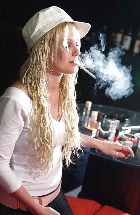 25P Girls Smoking - Dangles