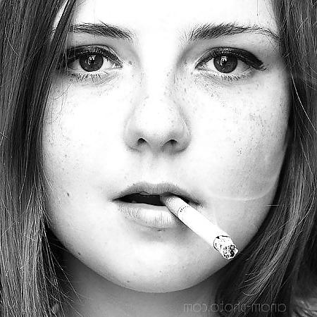 25P Girls Smoking - Dangles