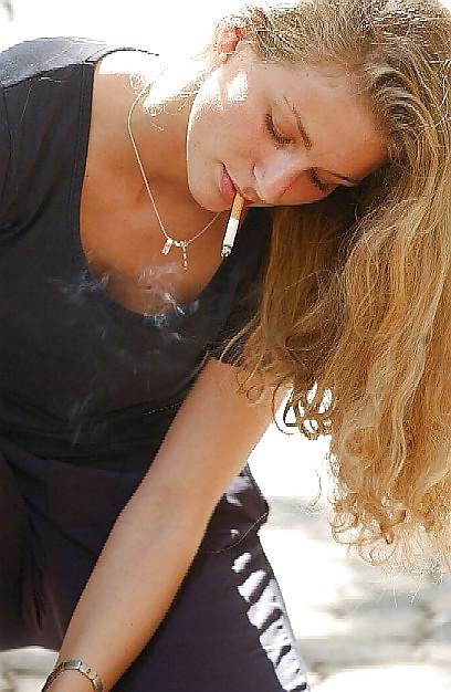 25P Girls Smoking - Dangles