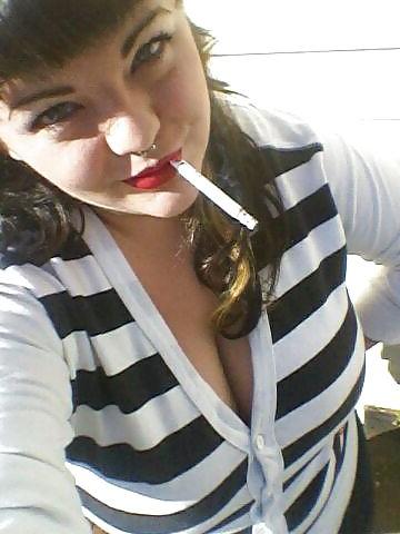 25P Girls Smoking - Dangles