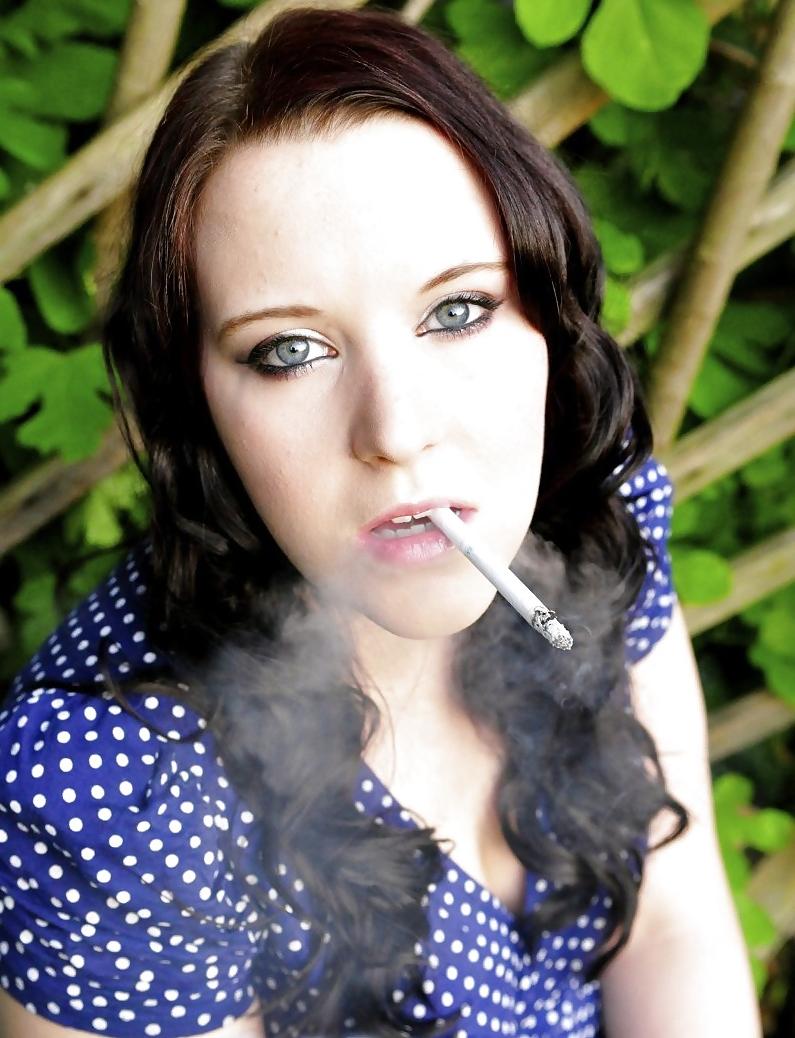 25P Girls Smoking - Dangles