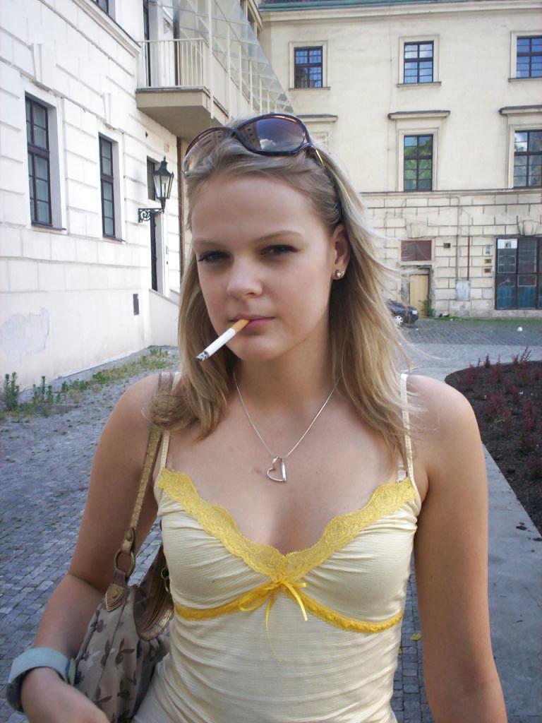 25P Girls Smoking - Dangles