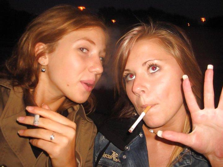 25P Girls Smoking - Dangles