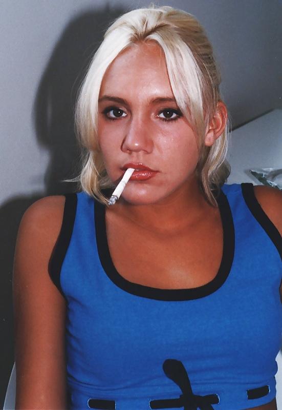 25P Girls Smoking - Dangles