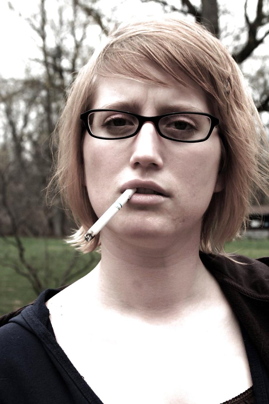 25P Girls Smoking - Dangles