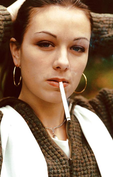 25P Girls Smoking - Dangles