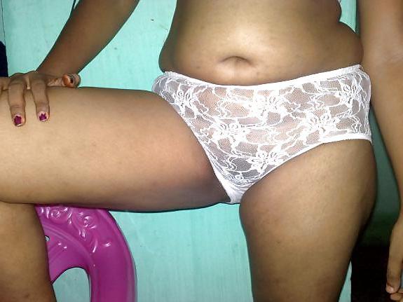 25P Indische reife Frau entblößt ihre Brüste