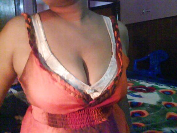 25P Indische reife Frau entblößt ihre Brüste