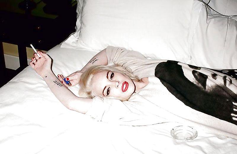 16P Lindsay Lohan ... Hot Blonde Photoshoot
