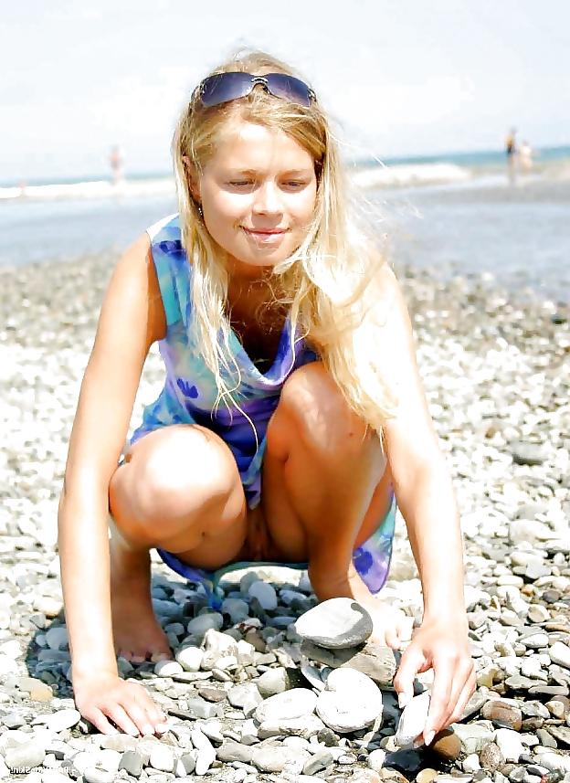 25P Upskirt babes the fanny flasher edition :)