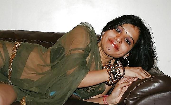 24P Sexy indian aunty