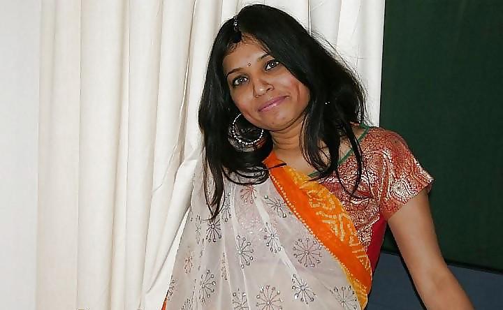 24P Sexy indian aunty