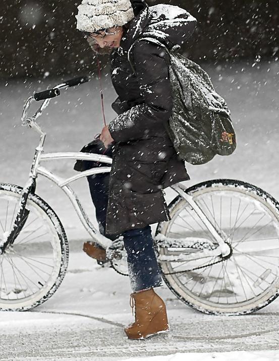 16P Babes riding bicyles in high heels 