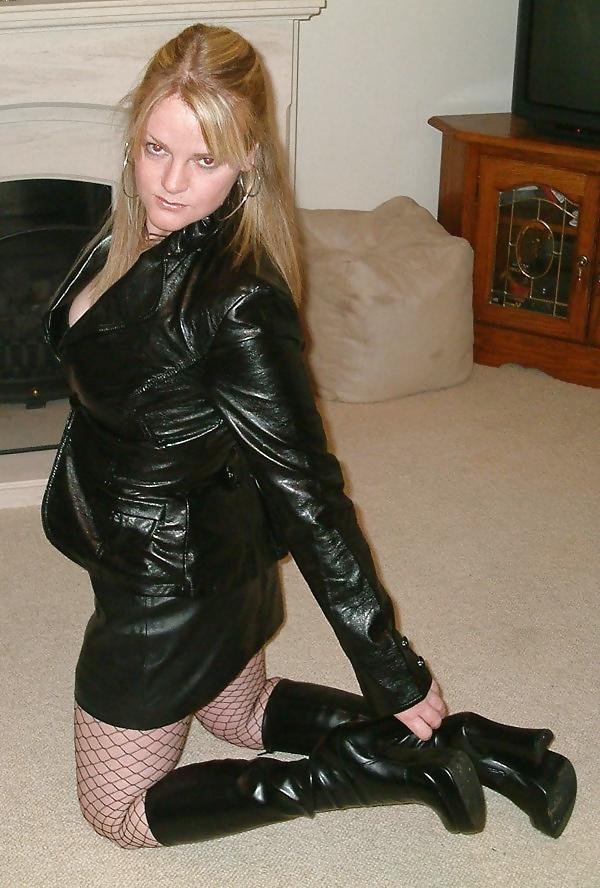 20P Women in boots.