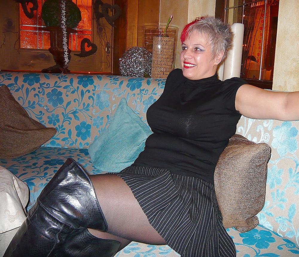 20P Women in boots.