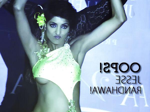 15P Indian Actress Wardrobe Malfunction (OMG)