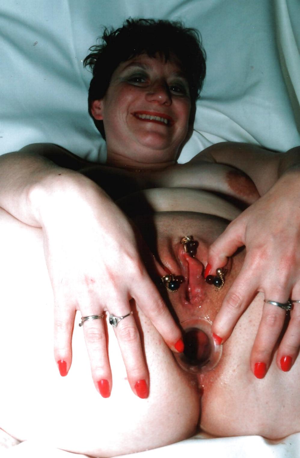25P NUE CHATTE ET CUL OUVERT AU SPECULUM